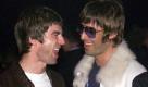 Ein ungewohntes Bild für Oasis-Fans:Denn wenn sich die Gallagher-Brüder Noel (li.) und Liam treffen, dann fliegen meist Gegenstände. Beispielsweise lud Frontsänger Liam im Rausch alle Gäste eines Pubs ins Studio ein, in dem Noel gerade arbeitete. Die Folge: eine wilde Rauferei mit Cricketschlägern. Seit Oktober 2009 sind die Brüder entgültig zerstritten, Oasis ist Geschichte. Vor allem Liam sorgt mit zahlreichen Schlägereien für Schlagzeilen. 2002 verlor er im Hotel Bayerischer Hof in München mehrere Vorderzähne, 2006 prügelte er sich mit dem ehemaligen englischen Fußball-Nationalspieler Paul Gascoine und besprühte diesen mit einem Feuerlöscher. Foto: dpa