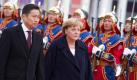 Bundeskanzlerin Angela Merkel (CDU) wird in Ulan Bator in der Mongolei von Ministerpräsident Sukhbaatar Batbold mit Millitärischen Ehren begrüßt. Foto: Michael Kappeler Foto: dpa
