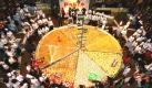 People and chefs prepare to partake a huge pasta which they prepared Friday Sept. 3, 2010 at a mall in the resort city of Baguio in northern Philippines. Around 15,000 people will feast on the huge pasta, measuring 23.8 feet in diameter and used more than 300 kilos of noodles in eight different flavors, according to organizers. (AP Photo)

 Foto: ap