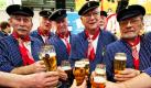 Die Sänger des Shanty- Chors Die Jeetzelstaker stoßen beim Ländertag Sachsen auf der Grünen Woche in Berlin in der Halle der Länder Niedersachsen und Sachsen mit Wittinger Bier an. Die weltgrößte Agrarmesse hat ihre Hallen unter dem Funkturm bis zum 30. Januar 2011 für das Publikum geöffnet.  Foto: dpa