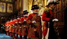 Königliche Leibgardisten tragen zur feierlichen Parlamentseröffnung Laternen in den Sitzungssaal des Westminster-Palastes (besser bekannt als House of Parliament) in London. 
 Foto: ap