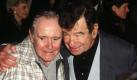 Die amerikanischen Schauspieler und Komiker Jack Lemmon (l) und Walter Matthau (r) am 9.4.1998 bei der Premiere des Films 'The Odd Couple II' (Ein seltsames Paar) in den Paramount Studios in Los Angeles. Walter Matthau ist im Alter von 79 Jahren gestorben. Das meldete CNN am Samstag (01.07.2000). Der Schauspieler war unter anderem durch seine Darstellung in dem Film «Ein ungleiches Paar» («The Odd Couple») berühmt geworden. dpa  Foto: dpa