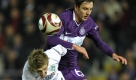 Werders Marko Marin kommt im Zweikampf mit Austrias Jacek Bak ins Straucheln. Foto: dpa
