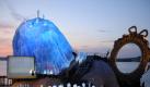 Das Bühnenbild der Oper 'Andre Chenier' von Umberto Giordano auf der Seebühne in Bregenz. Foto: dpa