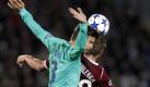 Barcas Gerard Pique (l) prallt beim Kampf um den Ball auf Sergej Kornilenko von Rubin Kazan. Über ein 1:1 kam der FC Barcelona nicht hinaus. Foto: dpa