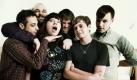 Der Name ist Programm:Die Kanadier von Fucked Up bieten Punkrock in seiner modernsten Interpretation. Das kann schon einmal ruhigere Klänge mit sanftem Gesang von Sandy Miranda bedeuten. Oder ganz klassisch, brachiale Hardcore-Sounds mit vollem Körpereinsatz von Frontmann Damian Abrahams (hinten links). Foto: Matador/David Waldman