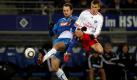 Keine Tore fielen in der Partie Hamburger SV gegen die TSG Hoffenheim. Josip Simunic (l) liefert sich hier ein verbissenes Duell mit Robert Tesche vom HSV, den Ball konnte an diesem Abend keine der beiden Mannschaften erfolgreich im Netz versenken. Foto: dpa