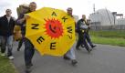 Rund 200 Atomkraftgegner demonstrieren nach Angaben von Veranstaltern und Polizei seit Samstagvormittag am Kernkraftwerk Brokdorf in Schleswig-Holstein. Die Umweltschuetzer haben vor beiden Tore des Kraftwerks Sitzblockaden gebildet, wie die Initiative X-tausendmal quer mitteilte. Polizeisprecher Michael Baudzus sagte, die Blockaden wuerden zunächst als Versammlung gewertet und geduldet. Erst wenn die Demonstranten Beschäftigte am Betreten oder Verlassen des Kraftwerksgeländes hinderten, würden die Beamten einschreiten.  Foto: ap