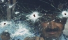 A police officer drives away an army jeep with bulletholes splattered on the windshield, after it was attacked by gunmen in Islamabad, Pakistan, Thursday, Oct. 22, 2009. A pair of gunmen on a motorbike killed a soldier and a high-ranking army officer in the Pakistani capital Thursday morning, officials said, the latest strike against security forces as the military wages a major anti-Taliban offensive in the northwest. (AP Photo/Alexandre Meneghini) Foto: ap