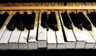 Ein Piano, welches von der Flut in Mitleidenschaft gezogen wurde, steht vor der Grand Ole Opry House in Nashville, Tennessee. Foto: ap