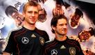 Langsam wird es ernst: Die deutschen Nationalspieler Per Mertesacker (links) und Arne Friedrich zeigen auf der Pressekonferenz zur Fußball-WM im südafrikanischen Erasmia, dass sie fit sind für das erste Gruppenspiel gegen Australien am kommenden Sonntag. Foto: dpa