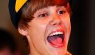 Der kanadische Sänger Justin Bieber freut sich auf einem Promotion-Event in Tokio über seine Fans. Foto: dapd