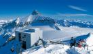 Das Skigebiet «Glacier 3000» zwischen Les Diablerets und Gstaad bietet Schnee- und Gletscher-Vergnügen bis in den Frühsommer. Drei Kilometer über dem Meer eröffnet sich ein großartiges Alpenpanorama. Die von dem Schweizer Stararchitekten Mario Botta erbaute Bergstation (Mitte) ist der Stolz der ganzen Region. Foto: swiss-image.ch