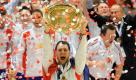Frankreichs Handball-Nationalspieler Jerome Fernandez freut sich über die EM-Schale. Frankreich ist damit das erste Land, das nacheinander Olympiagold, Welt- und Europameistertitel holte. Foto: ap
