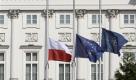 Vor dem polnischen Präsidentenpalast wehen die FlaggenPolens, der Europäischen Union und der NATO auf Halbmast. Foto: ap