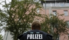 Ein Polizist steht vor dem Gymnasium Carolinum in Ansbach. Bei einem Amoklauf sind dort laut Polizeiangaben heute Vormittag mehrere Schüler und der 18-jährige Täter verletzt worden. Foto: ap