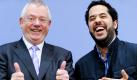 Alfred J.Gertler (links), Leiter Organisation Bundespresseball, und der Musiker Adel Tawil von der Band Ich + Ich posieren am Rande einer Pressekonferenz zum 12. Bundespresseball in Berlin in der Bundespressekonferenz. Die Veranstaltung findet am 26. November statt und Adel Tawil wird dort mit seinen Musikern auftreten. Foto: dpa