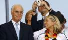 Auch des Fußball-Kaisers Haupt war schon von grauen Locken gekrönt, als er noch zweimal Vater wurde. Auch für ihn war es nicht das erste Mal: Beckenbauer hat sechs Kinder von vier verschiedenen Frauen. Mit seiner derzeitigen Ehefrau Heidi hat er zwei Kinder. Foto: ddp