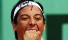 Im Drittrunden-Match der French Open beißt sich die Vorjahressiegerin Francesca Schiavone nach einem verpassten Return in die Hand.  Foto: dapd