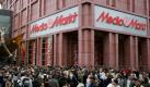 Eine grosse Menschenmenge wartet am Mittwoch (12.09.07) in Berlin vor dem neu eroeffneten Elektronikmarkt 'Media Markt' im Shoppingcenter 'Alexa' am Alexanderplatz auf Einlass. Bei der Eroeffnung des Elektronikmarktes in der Nacht zum Mittwoch hatten sich tumultartige Szenen sich in Berlin-Mitte abgespielt. Dabei wurden im neuen Einkaufszentrum einige Kunden sowie Mitarbeiter einer privaten Wachfirma leicht verletzt., nachdem nach Polizeiangaben 5.000 Menschen in der Nacht den Eingang gestuermt hatten, um als erste die versprochenen Schnaeppchen zu ergattern.

Foto: Yannik Willing/ ddp Foto: ddp