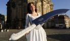 Das Dresdner Stollenmädchen Lisa Strassberger präsentiert am Dienstag auf dem Neumarkt in Dresden vor der Frauenkirche das Grosse Dresdner Stollenmesser. Das 1,60 Meter große und 12 Kilogramm schwere Stollenmesser, das zu den größten Messern der Welt gehören soll, ist neben dem etwa zweieinhalb Tonnen schweren Riesenstollen mit die Attraktion des am 3. Dezember stattfindenden Dresdner Stollenfestes. Das Riesenstollenmesser wurde 1994 extra für das 1. Stollenfest von sächsischen und Solinger Handwerksbetrieben geschaffen. Die eigentümliche Messerform erinnert an das Zeithainer Lustlager, das als eines der größten Barockfeste Europas und Truppenschau Sinnbild für die Zeit August des Starken ist. Foto: dapd