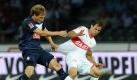 Herthas Rob Friend (l) versucht Tamas Hajnal vom VfB Stuttgart den Ballwegzuspitzeln. Foto: dpa