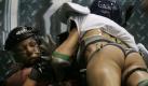 Die Spielerinnen geben alles - Verletzungen sind einkalkuliert. Wer glaubt, beim Lingerie Football handelt es sich um ein Kaffeekränzchen unter Models, der täuscht sich gewaltig. Foto: imago/ZUMA Press