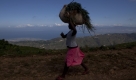 Ein Frau trägt auf Haiti ihr Hab und Gut auf dem Kopf. NachAngaben der Vereinten Nationen hat das Welternährungsprogramm im Jahr 2008 Lebensmittel an mehr als 2,5 Millionen Menschen ausgegeben. Foto: ap