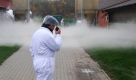 Ein Veterinär kreuzt den Zuweg eines Geflügelzuchtbetriebes in Bruchhausen-Vilsen, in der Nähe von Bremen. Wegen Verdachts auf Geflügelpest wird der gesamte Bestand mit Kohlendioxidgas gekeult. Foto: dpa