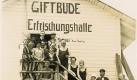 Aus den frühen Tagen der Pfahlbauten - die Giftbude, hier eine Aufnahme aus der Zeit um 1920, war ein beliebter Anlaufpunkt für Badegäste jeden Alters. Foto: dpa