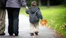 Sich mal wieder Zeit für die Familie nehmen, das Leben genießen, entspannen - Herbstspaziergänge bringen den Kreislauf in Schwung und das Gemüt zur Ruhe. Foto: ddp