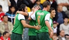 Claudio Pizarro (l.) feiert seinen Treffer zum 1:0 mit Clemens Fritz, Tim Borowski und Mesut Özil. Foto: dpa