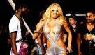 Pamela Anderson führt auf der Richie Rich A*MUSE Fashion Show in New York ein knappes Outfit vor. Foto: ap
