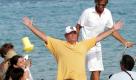 Jack Nicholson ist ein echter Lebemann. Selbstbewusstes Auftreten gehört zu seinem Benimm-Portfolio. Hier zeigt der US-Star, dass ihn auch die fragwürdige Musterung seiner Badeshorts nicht von einem extrovertierten Auftritt abhält. Foto: dpa