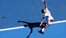 Der Serbe Novak Djokovic beim Aufschlag gegen Lukasz Kubot. Djokovic setzte sich im Achtelfinale der Australian Open mit 6:1, 6:2 und 7:5 gegen den Polen durch. Foto: ap