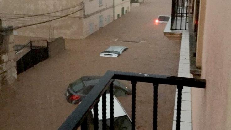 Heftige Unwetter haben auf Mallorca mindestens zwölf Menschen getötet und schwere Sachschäden verursacht.