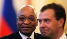 Der russische Präsident Dimitri Medwedew (rechts) trifft im moskauer Kreml auf seinen südafrikanischen Kollegen Jacob Zuma. Medwedew unterzeichnete ein Abkommen, indem er versichert, Südafrika zur Gewinnung von Energie bis 2017 mit Uran zu beliefern. Foto: dpa