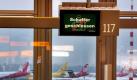 Hinter einem geschlossenen Schalter stehen am Freitag (16.04.2010) in Düsseldorf Flugzeuge. Der Flugbetrieb auf den Airports in Nordrhein-Westfalen ruht weiterhin. Grund ist eine riesige Wolke aus Asche, die sich nach einem Vulkanausbruch in Island im Luftraum über Europa gebildet hatte. Ein Sprecher des Düsseldorfer Flughafens sagte am Morgen, die Sperrung dauere bis mindestens 14.00 Uhr. Foto: Oliver Berg dpa/lnw +++(c) dpa - Bildfunk+++
pixel Foto: dpa