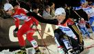 Denise Herrmann (r) hat in Prag keinen guten Stand. Beim Sprintwettbewerb während der Tour de Ski kommt die Langläuferin neben Astrid Jacobsen (l) zu Fall und scheidet aus. Foto: Filip Singer. Foto: dpa