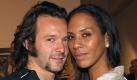 Die Designerin Barbara Becker und ihr Freund, der belgische Künstler Arne Quinze, kommen zur Eröffnung einer Ausstellung in München (Archivfoto vom 10.09.2008). Becker hat wieder geheiratet. In Miami gab sie dem belgischen Künstler Arne Quinze am Mittwochabend (09.09.2009) das Ja-Wort, wie Star-Friseur Udo Walz (65) der Deutschen Presse-Agentur dpa am Donnerstag (10.09.2009) in Berlin sagte. Walz ist Brautvater von Becker, reiste aber selbst nicht zur Hochzeit. 'Ich habe so viel zu tun mit den Vorbereitungen für das große Hochzeitsfest in Potsdam und außerdem fliege ich nicht gerne.'
 Foto: dpa