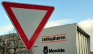 Vor der Zentrale von ratiopharm steht in Ulm ein Vorfahrtsschild (Archivfoto vom 24.11.2008). Hinter verschlossenen Türen verhandelt die Merckle-Gruppe momentan mit ihren Gläubigerbanken über die Zukunft des Firmengeflechts. Die Zerschlagung ist seit Wochen beschlossen. Der Generika-Hersteller ratiopharm soll verkauft werden.
 Foto: dpa