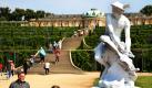 Kultur für den Schlossgarten: Nach mehr als zehn Jahren Arbeit steht wieder die Marmorkopie des Merkur unterhalb vom Schloss Sanssouci an der großen Fontäne. Als Geschenke des französischen Königs Ludwig XV. an Friedrich den Großen fanden die Originalskulpturen von Merkur und Venus 1752 hier am französischen Rondell ihren Platz. Die Originale befinden sich heute im Bodemuseum in Berlin. Foto: dpa