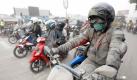 A resident ride on a motorbike as his body covered by Mount Merapi ashes at a street in Yogyakarta, Indonesia 05 November 2010. At least 48 people were killed and 66 seriously injured Friday by clouds of searing ash and lava from the latest eruptions of Indonesia's Mount Merapi volcano, hospital staff said. In the nearby city of Yogyakarta, Sardjito General Hospital spokesman Trisno Heru Nugroho said at least 48 bodies and 66 injured people had been brought in from the disaster zone. EPA/ADI WEDA +++(c) dpa - Bildfunk+++
pixel Foto: dpa