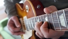 ... oder musizieren. Das Gitarrenspiel zu erlernen, ist übrigens gar nicht so schwierig. Foto: dpa