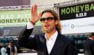 Brad Pitt zeigte sich gestern gut gelaunt bei der Premiere seines neuen Films «Moneyball» in Oakland. Die Literaturverfilmung zeigt den amerikanischen Traum vom Underdog zum Star. Eine Rolle, wie gemacht für Pitt. Er spielt darin den Baseball-Trainer Billy Beane, der aus einem Außenseiter-Team eine erfolgreiche Mannschaft formt.  Foto: dapd