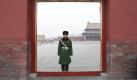 A guard stands in a doorway as Prime Minister Stephen Harper and wife Laureen visit The Forbidden City in Beijing, China on Friday, Dec. 4, 2009. (AP Photo/The Canadian Press, Sean Kilpatrick) Foto: ap