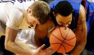 Will Spradling aus Kansas (links) und Keierre Richards aus Savannah kappeln sich in der zweiten Halbzeit eines NCAA College-Basketballspiels in Manhattan verbissen um den Ball. Gastgeber Kansas traf letztendlich öfter den Korb und gewann mit 92 zu 61 gegen seine Herausforderer.  Foto: dapd