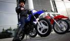 Jolie sitzt auf einem Crossmotorrad für Kinder von Yamaha. Bis Sonntag zeigten auf der Motorradmesse Intermot 1.097 Anbieter mit 1.575 Marken Premieren und Innovationen rund um die Themen Motorrad, Roller, Leicht- und Krafträder, Fahrrad und Elektromobilität. Foto: dpa