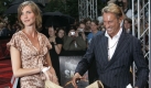 Joop (auf dem Bild mit Model Nadja Auermann) gründete 1981 sein Label JOOP! und entwarf alles von Bekleidung bis Wasserhähnen. Doch irgendwann war Schluss, Joop verkaufte seine Anteile, kehrte Hamburg den Rücken und startete mit Wunderkind ein Luxus-Avantgarde-Label. Foto: dpa