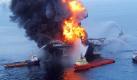 Photo released by the US Coast Guard on 22 April 2010 shows a fire aboard the mobile offshore drilling unit Deepwater Horizon located in the Gulf of Mexico 52 miles southeast of Venice, Louisiana, USA. Rescue helicopters, ships and an airplane searched the waters off Louisiana's coast for missing workers on 21 April 2010 after an explosion and fire that left an offshore drilling platform tilting in the Gulf of Mexico. EPA/US COAST GUARD EDITORIAL USE ONLY/NO SALES +++(c) dpa - Bildfunk+++ 
 Foto: dpa